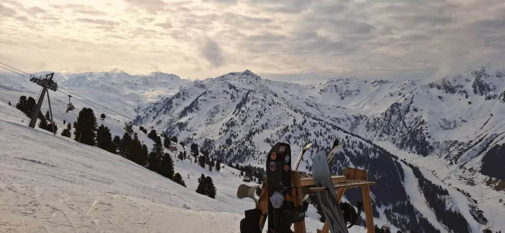 Verschneite Berglandschaft im Skigebiet Hochfügen.